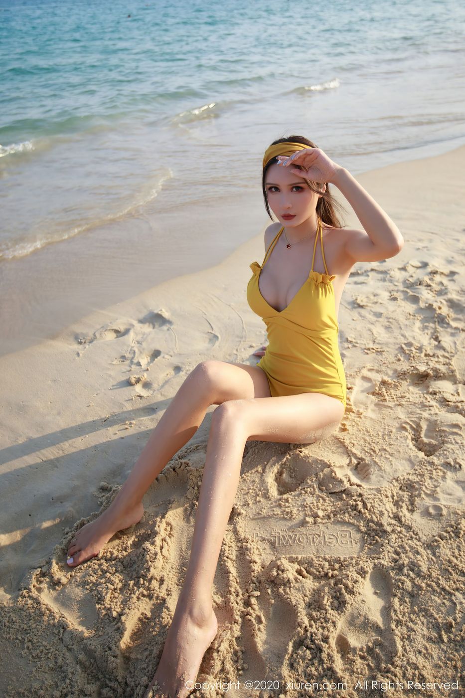 [XiuRen秀人网] 美女模特Emily顾奈奈海边泳衣+黑丝OL系列心愿旅拍 No.2447