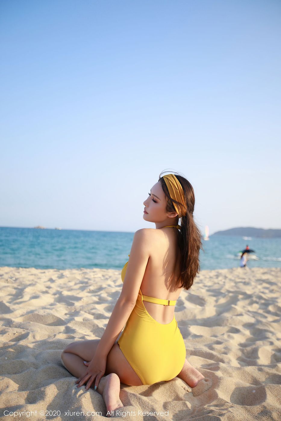 [XiuRen秀人网] 美女模特Emily顾奈奈海边泳衣+黑丝OL系列心愿旅拍 No.2447