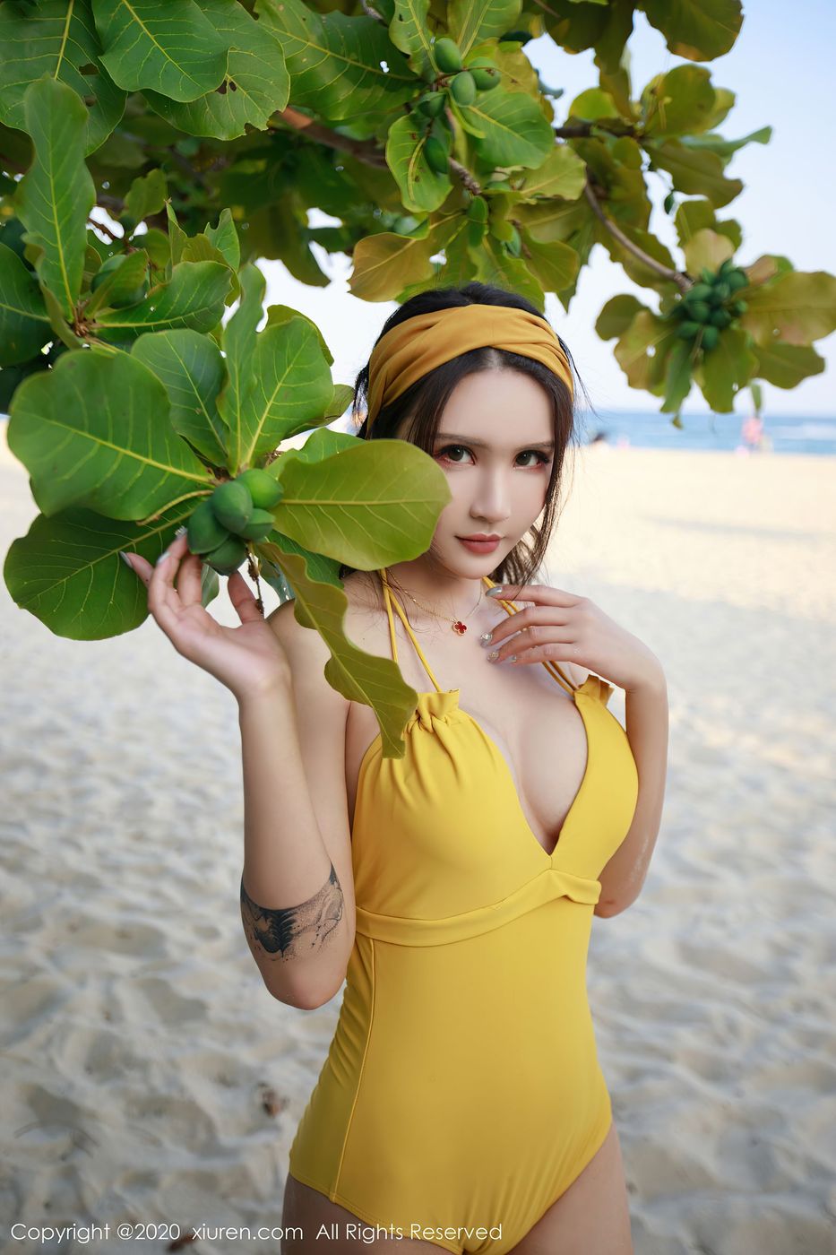 [XiuRen秀人网] 美女模特Emily顾奈奈海边泳衣+黑丝OL系列心愿旅拍 No.2447