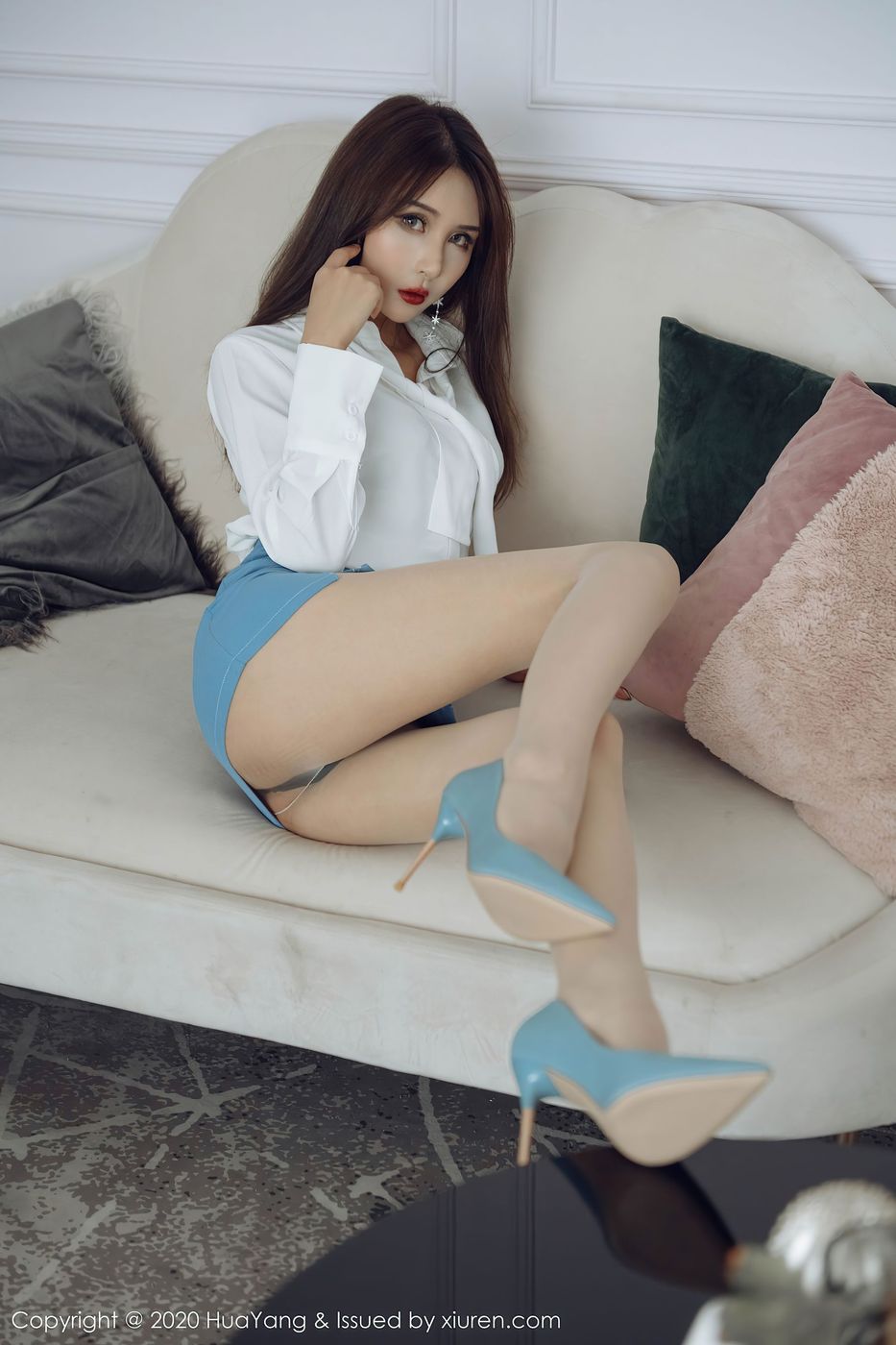 [HuaYang花漾] 性感女神Emily顾奈奈白衬衫职场OL秘书装扮诱人写真 Vol.291