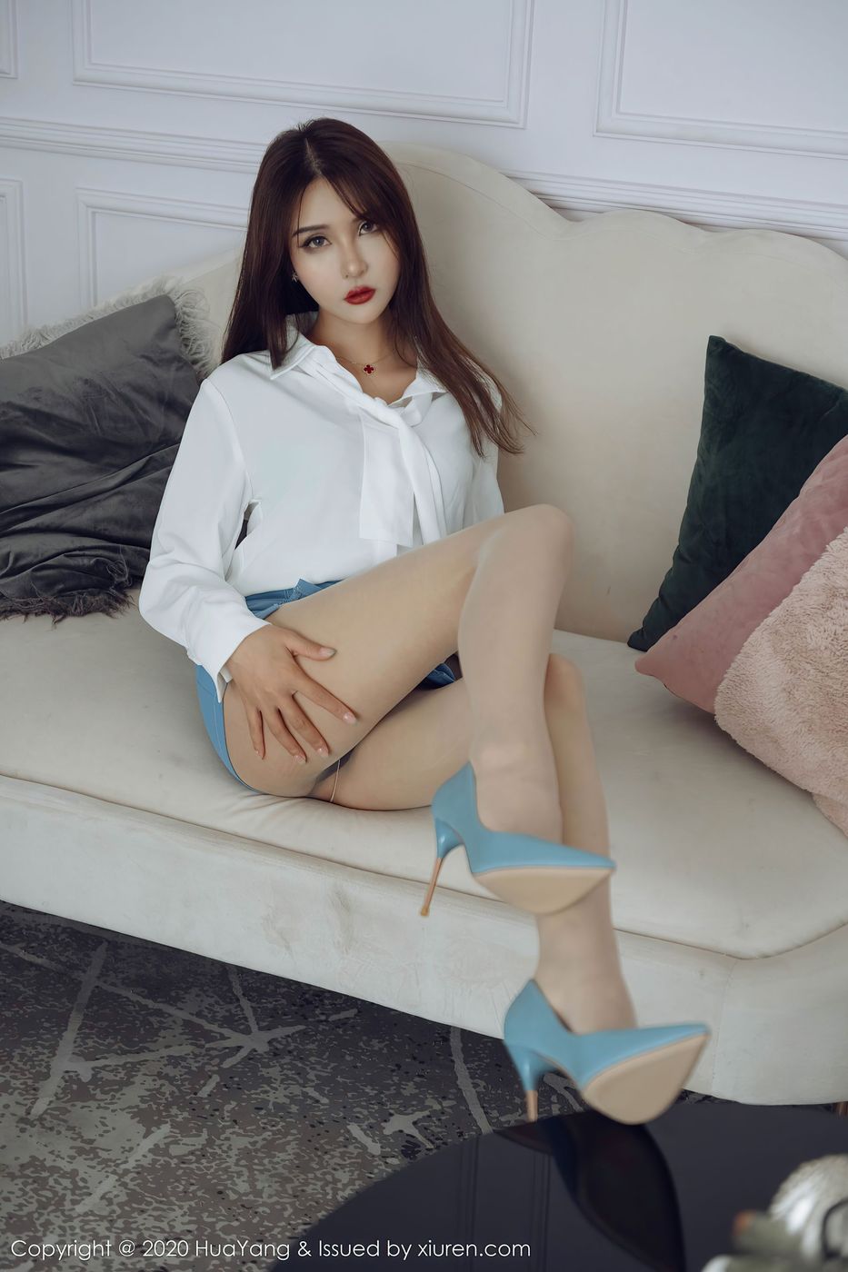 [HuaYang花漾] 性感女神Emily顾奈奈白衬衫职场OL秘书装扮诱人写真 Vol.291