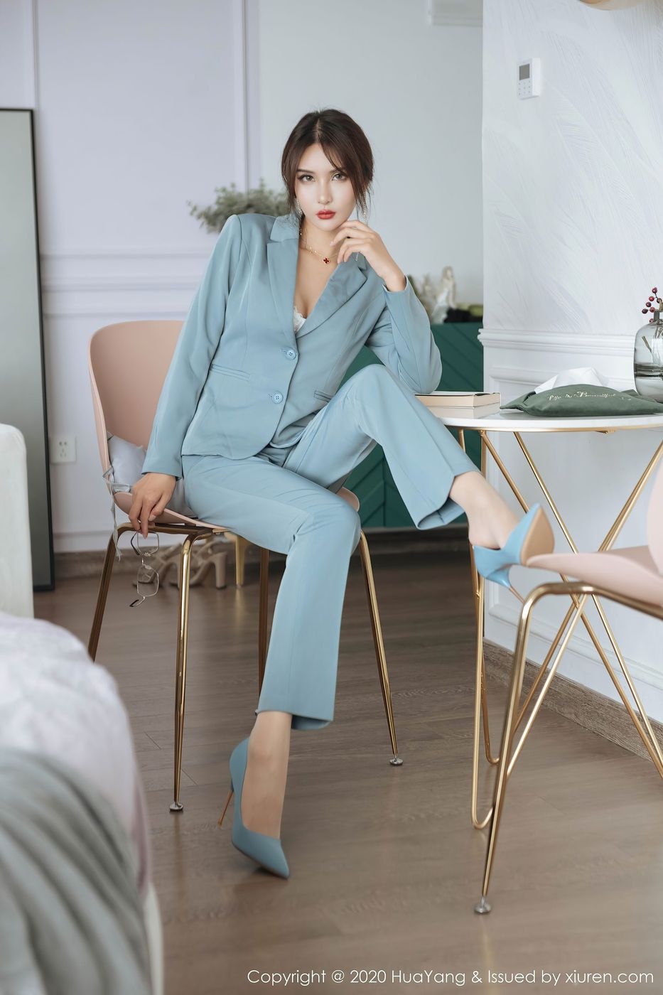 [HuaYang花漾] 美女模特Emily顾奈奈 - 职场西服修长美腿系列套图 Vol.295