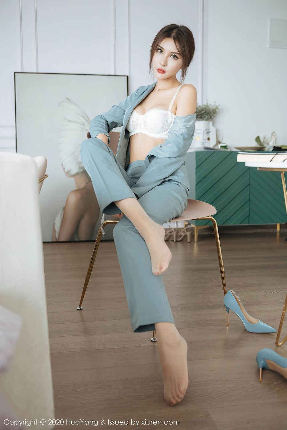 [HuaYang花漾] 美女模特Emily顾奈奈 - 职场西服修长美腿系列套图 Vol.295