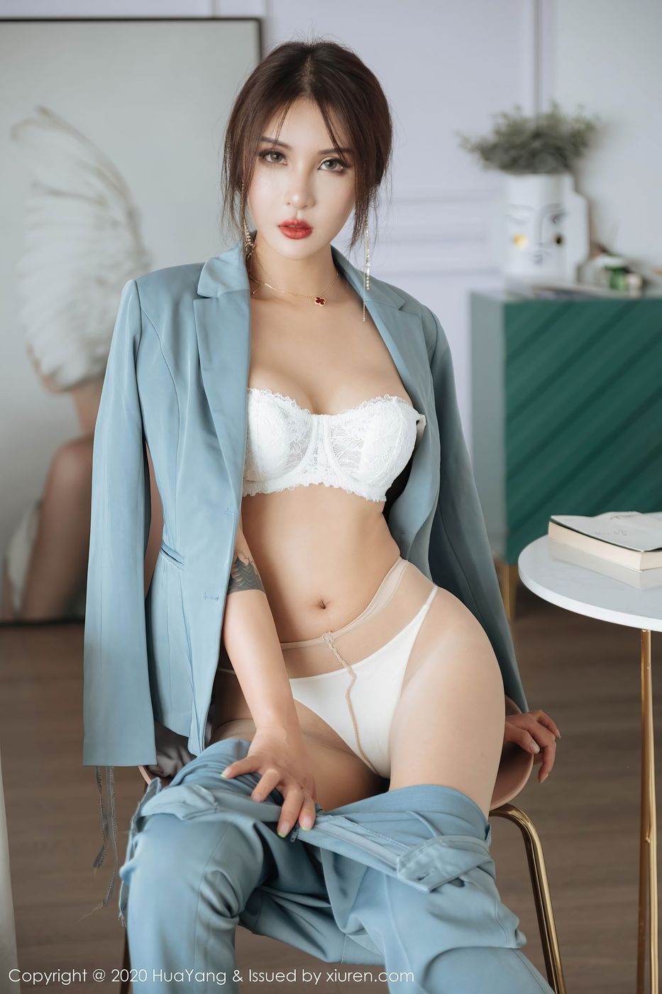 [HuaYang花漾] 美女模特Emily顾奈奈 - 职场西服修长美腿系列套图 Vol.295