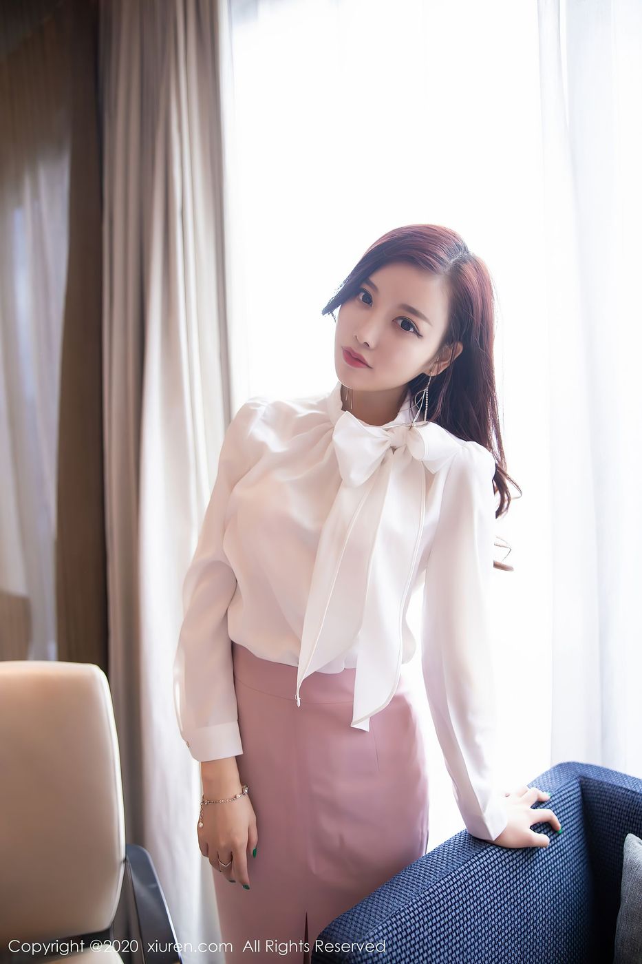 [XiuRen秀人网] 性感女神杨晨晨sugar职场OL都市丽人系列私房写真 No.2431
