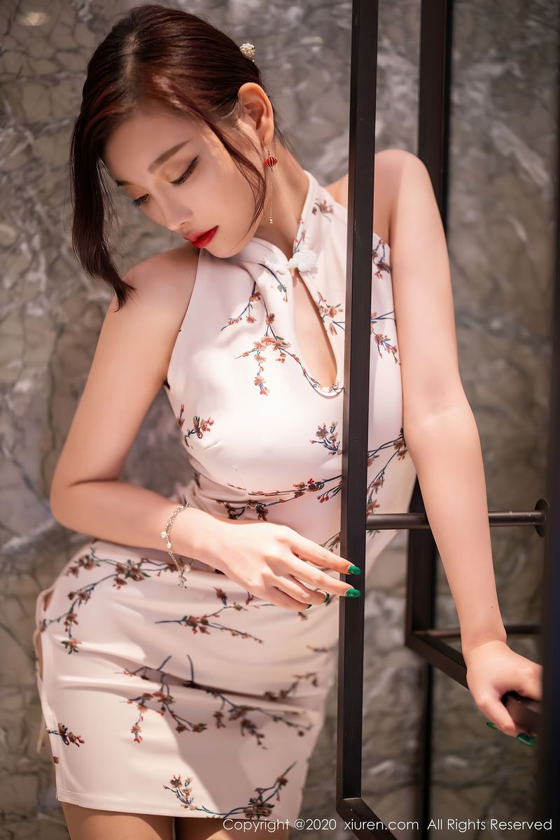 [XiuRen秀人网] 性感女神杨晨晨sugar - 韵味旗袍与现代丝袜极致写真 No.2487