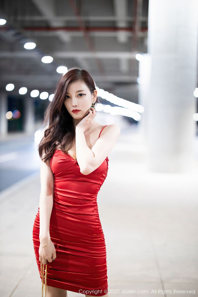 [XiuRen秀人网] 性感女神杨晨晨sugar - 鲜艳的猩红吊裙私房写真 No.2514