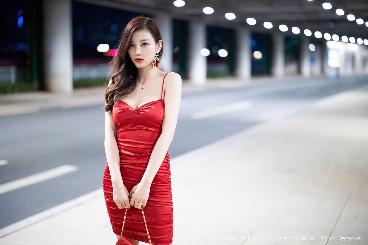 [XiuRen秀人网] 性感女神杨晨晨sugar - 鲜艳的猩红吊裙私房写真 No.2514