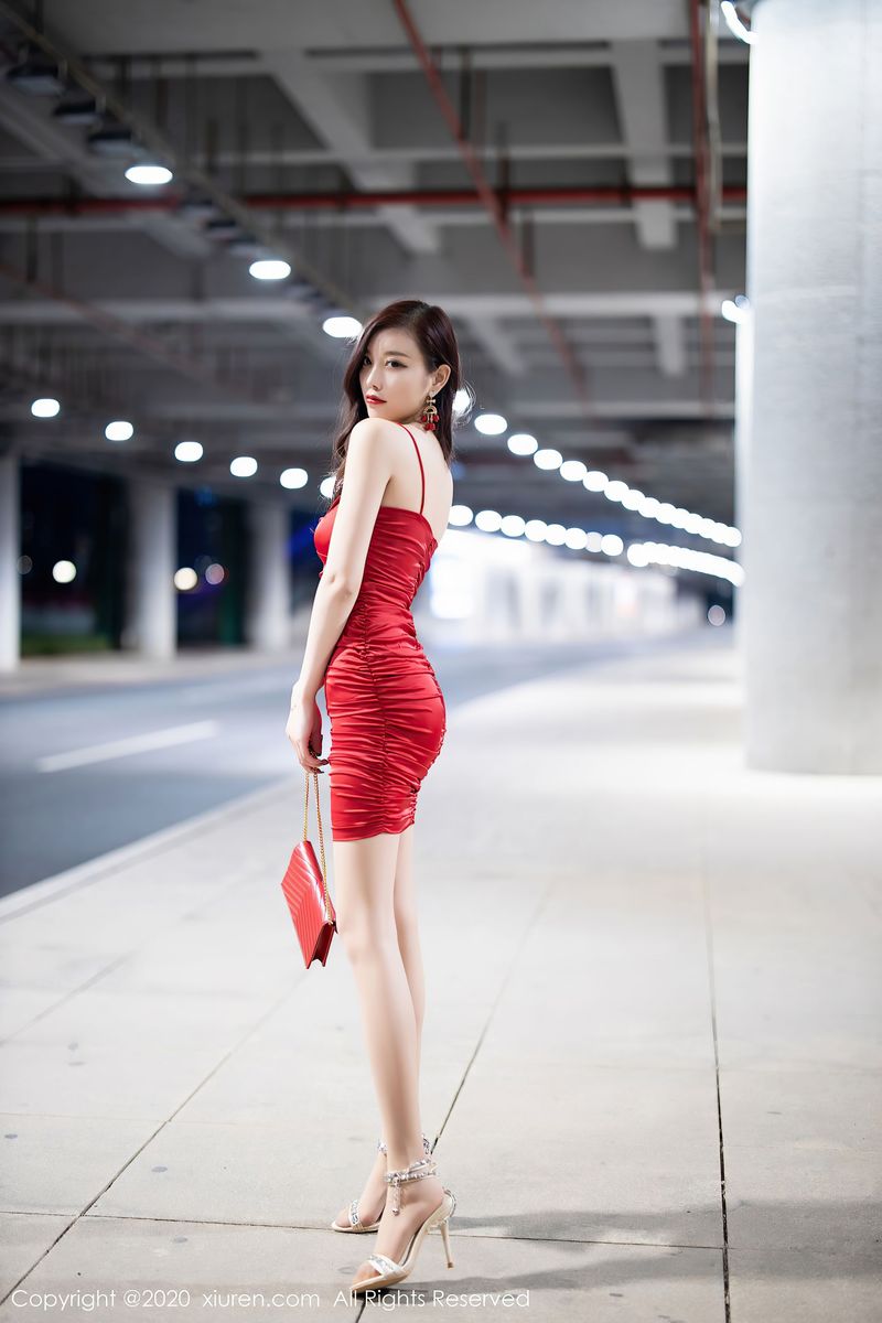 [XiuRen秀人网] 性感女神杨晨晨sugar - 鲜艳的猩红吊裙私房写真 No.2514