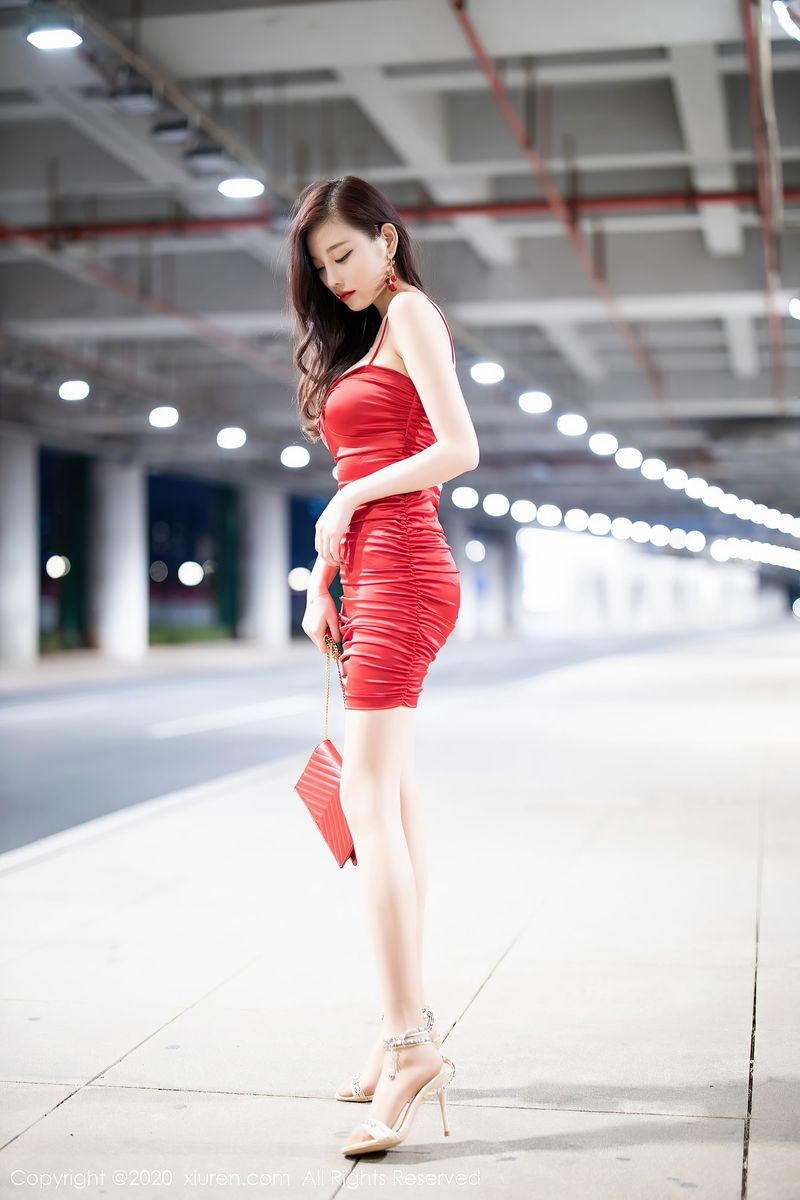 [XiuRen秀人网] 性感女神杨晨晨sugar - 鲜艳的猩红吊裙私房写真 No.2514