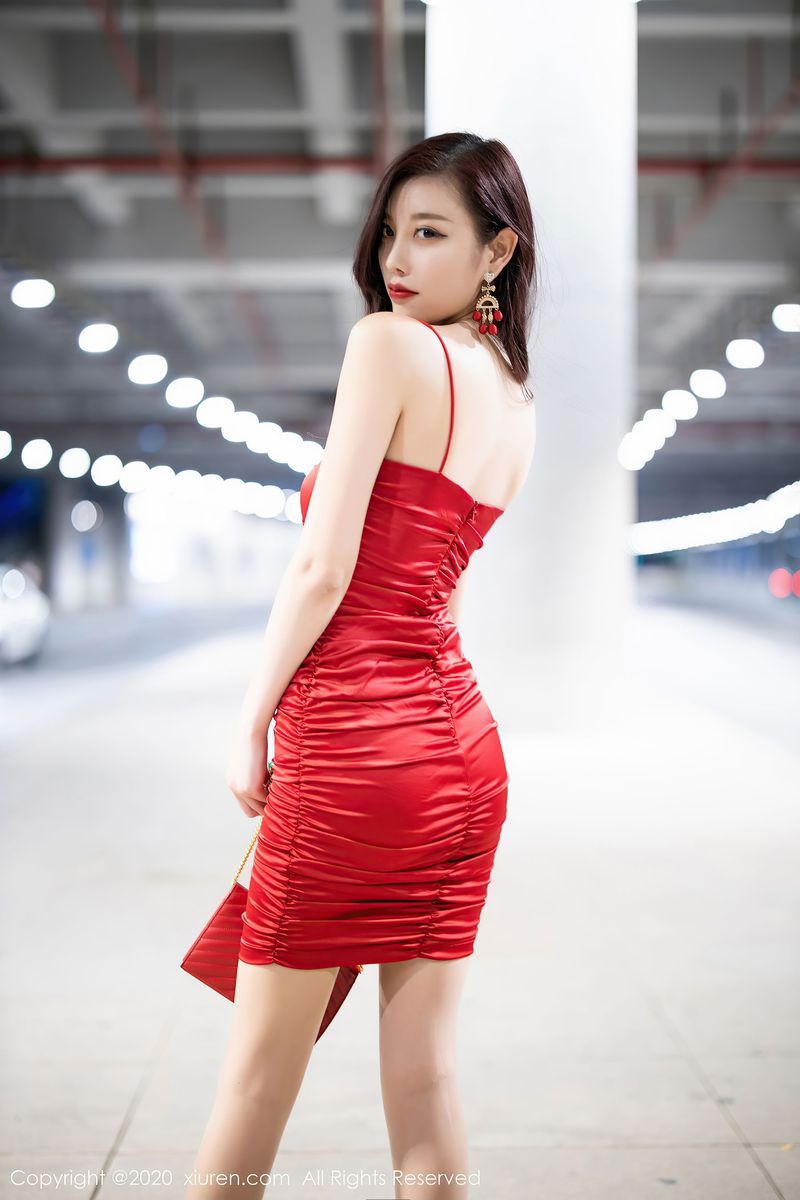 [XiuRen秀人网] 性感女神杨晨晨sugar - 鲜艳的猩红吊裙私房写真 No.2514