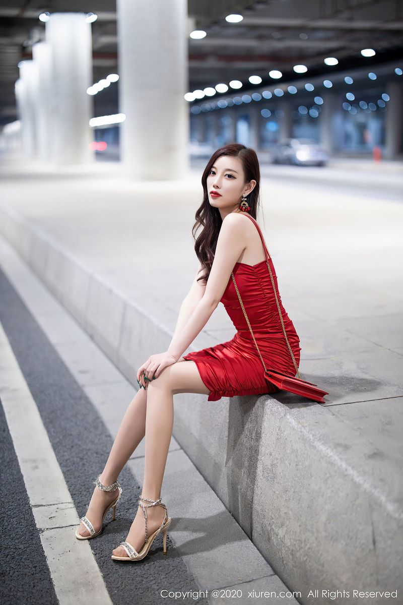 [XiuRen秀人网] 性感女神杨晨晨sugar - 鲜艳的猩红吊裙私房写真 No.2514