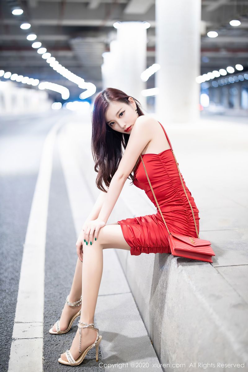 [XiuRen秀人网] 性感女神杨晨晨sugar - 鲜艳的猩红吊裙私房写真 No.2514