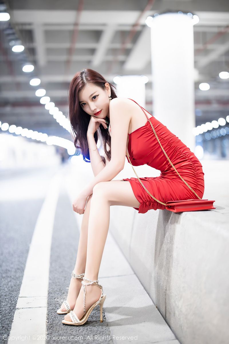 [XiuRen秀人网] 性感女神杨晨晨sugar - 鲜艳的猩红吊裙私房写真 No.2514