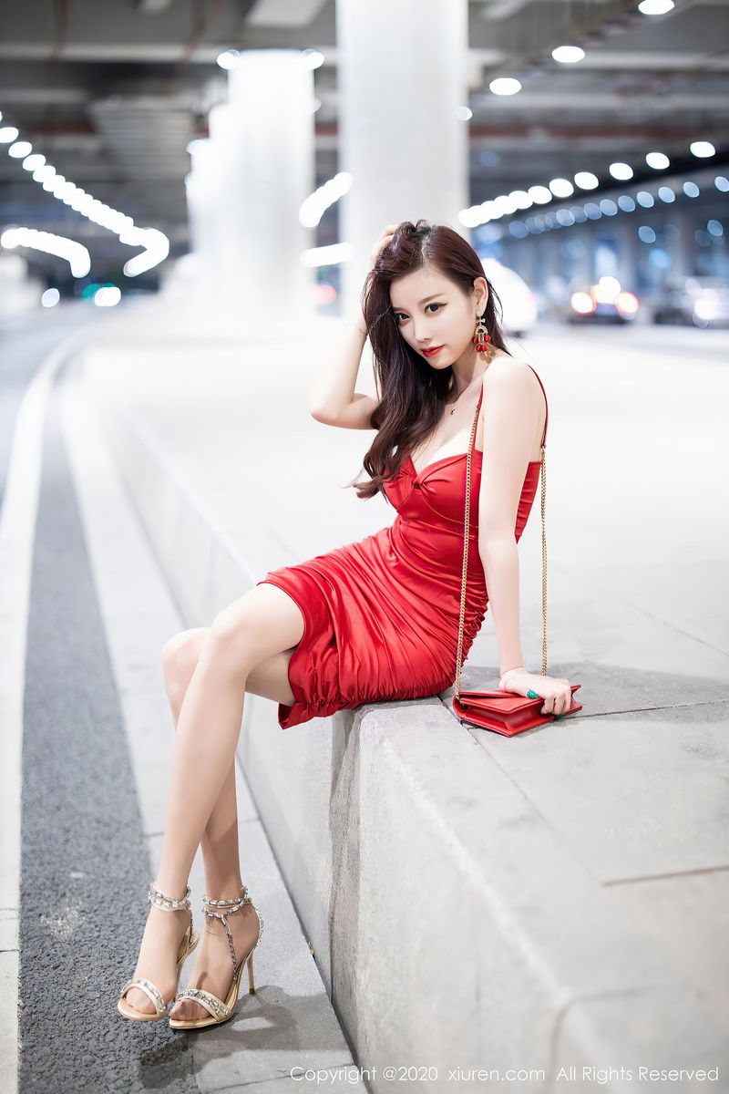 [XiuRen秀人网] 性感女神杨晨晨sugar - 鲜艳的猩红吊裙私房写真 No.2514