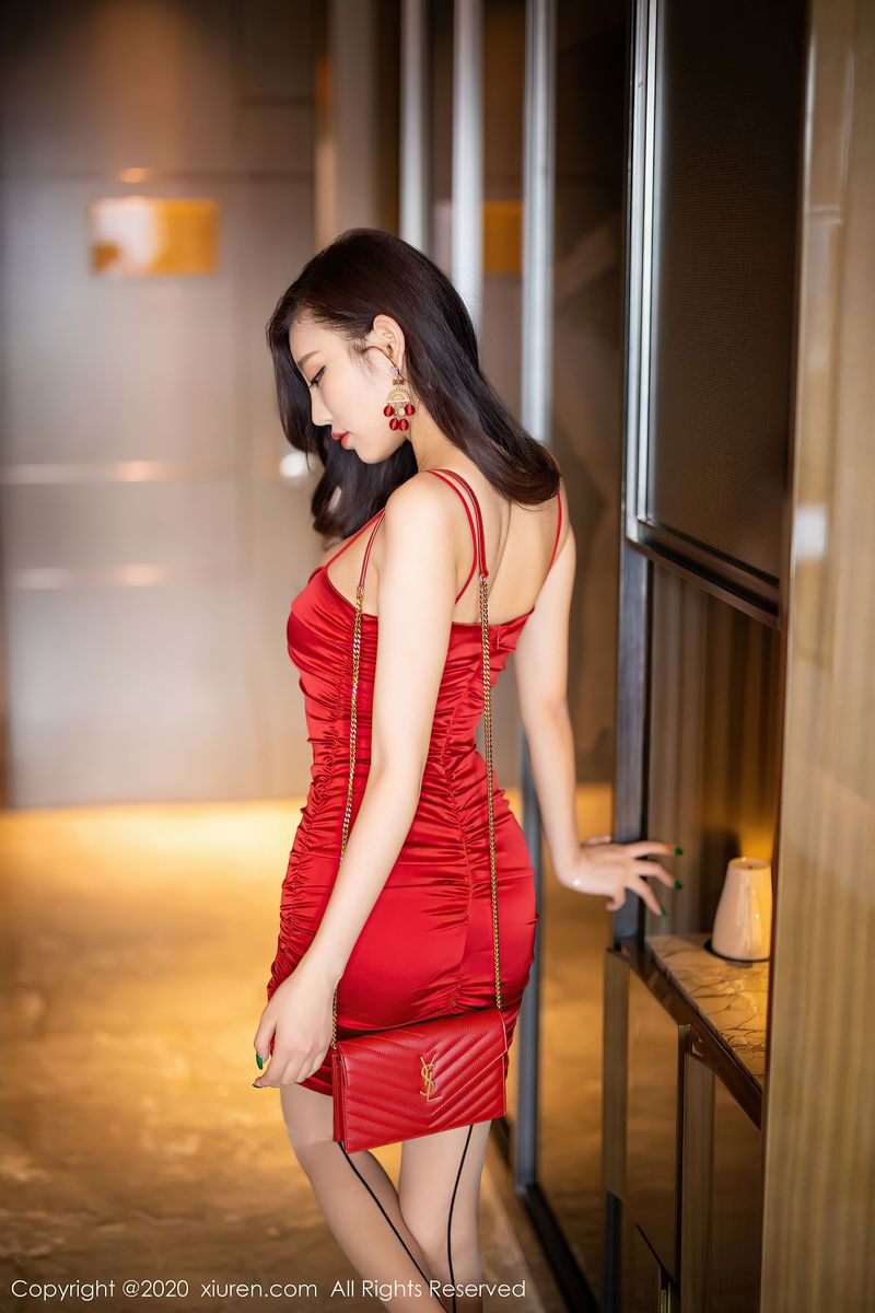 [XiuRen秀人网] 性感女神杨晨晨sugar - 鲜艳的猩红吊裙私房写真 No.2514