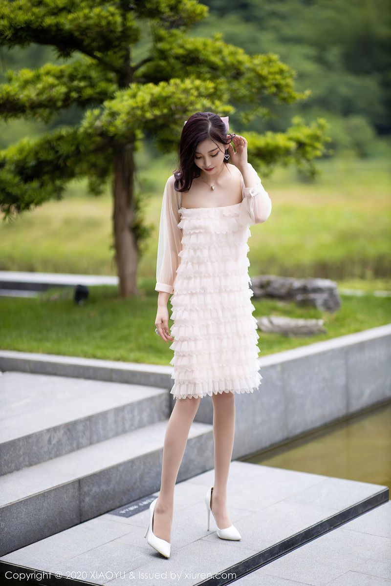 [XIAOYU语画界] 性感女神杨晨晨sugar魔鬼身材运动内衣系列阳朔旅拍 Vol.358