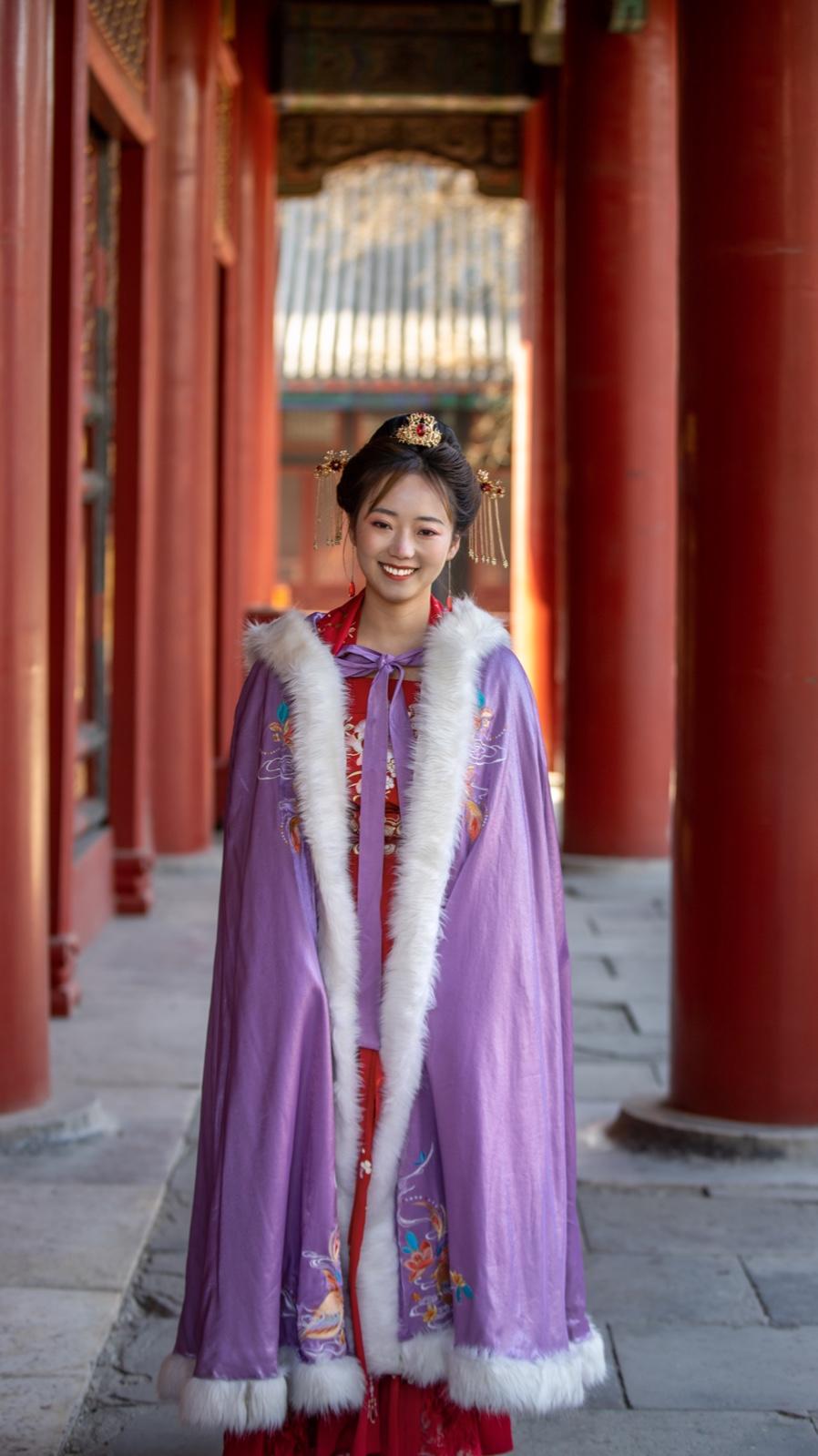 国色天香古装美女迷人笑容写真