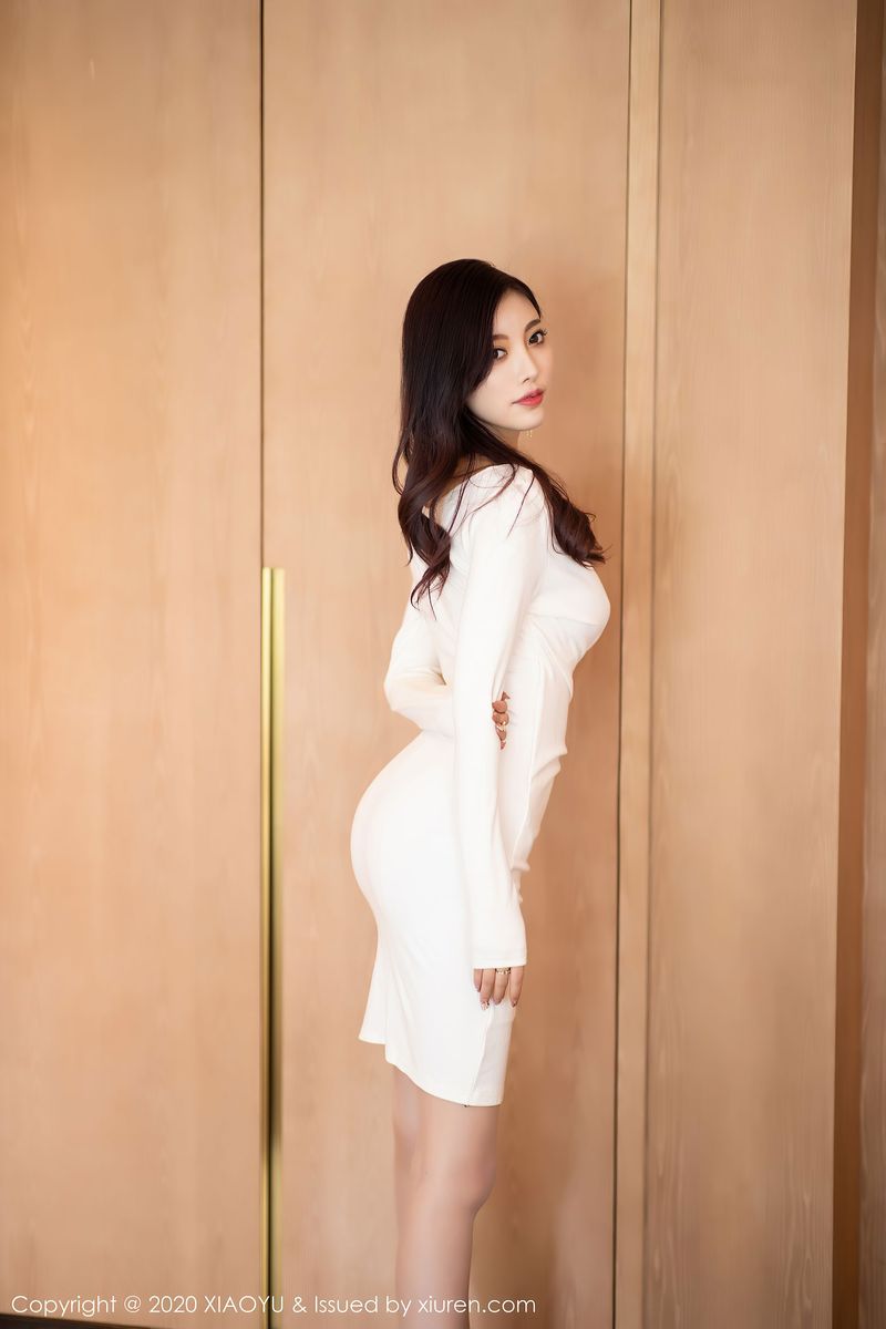 [XIAOYU语画界] 性感女神杨晨晨sugar - 白色礼裙&丝袜美腿朔旅拍 Vol.377