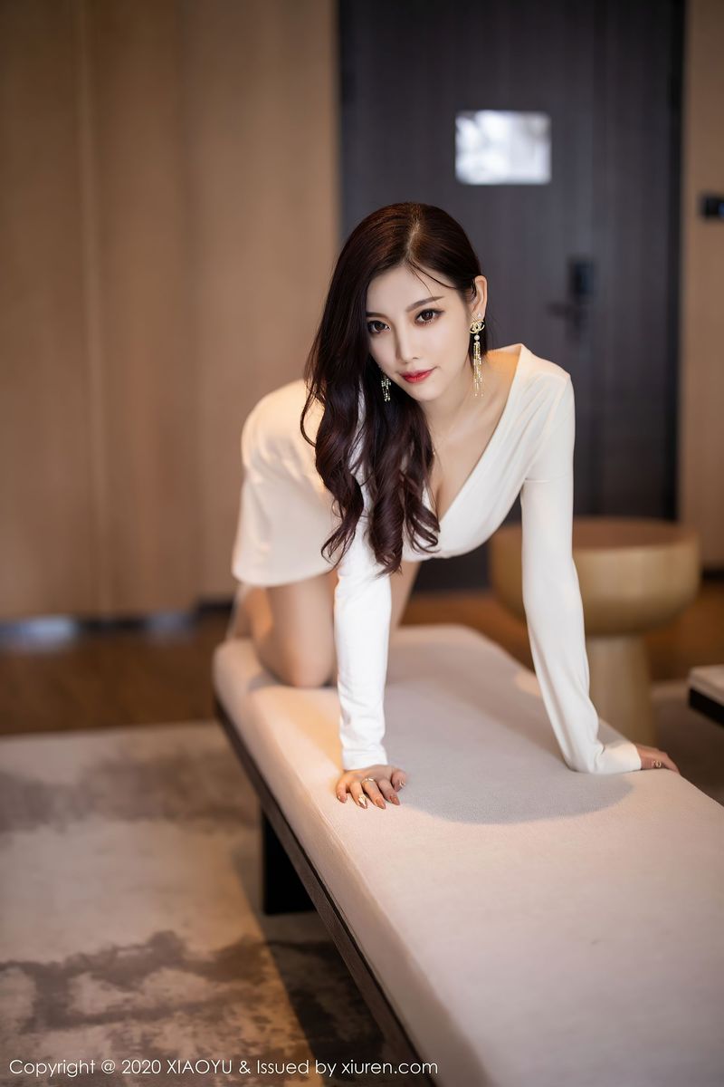 [XIAOYU语画界] 性感女神杨晨晨sugar - 白色礼裙&丝袜美腿朔旅拍 Vol.377