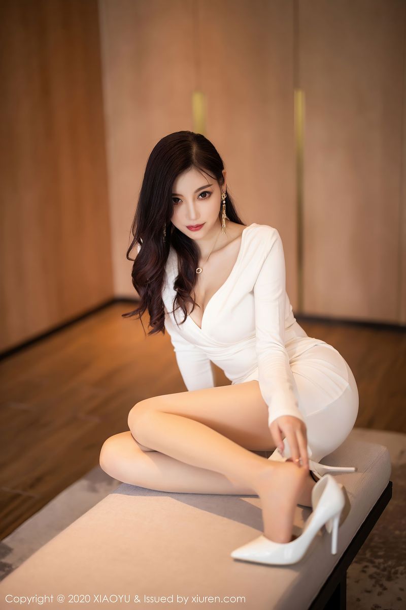 [XIAOYU语画界] 性感女神杨晨晨sugar - 白色礼裙&丝袜美腿朔旅拍 Vol.377