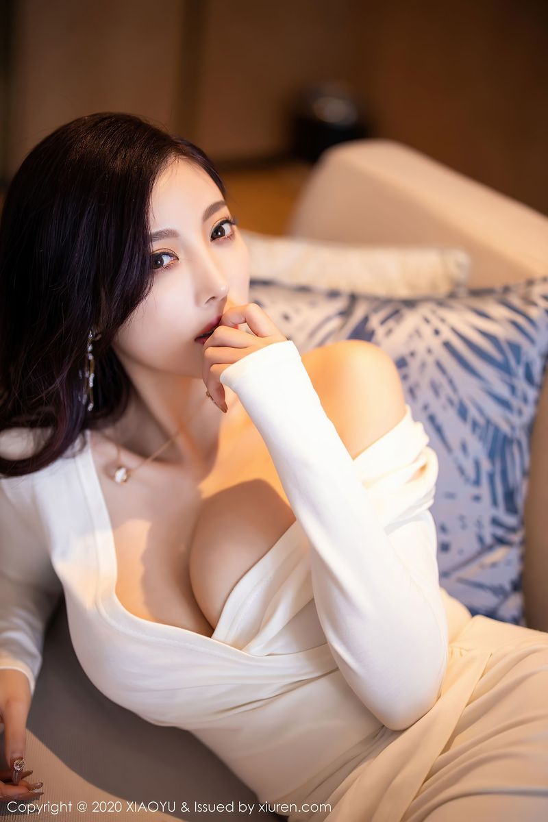 [XIAOYU语画界] 性感女神杨晨晨sugar - 白色礼裙&丝袜美腿朔旅拍 Vol.377