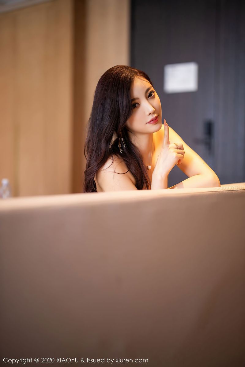 [XIAOYU语画界] 性感女神杨晨晨sugar - 白色礼裙&丝袜美腿朔旅拍 Vol.377