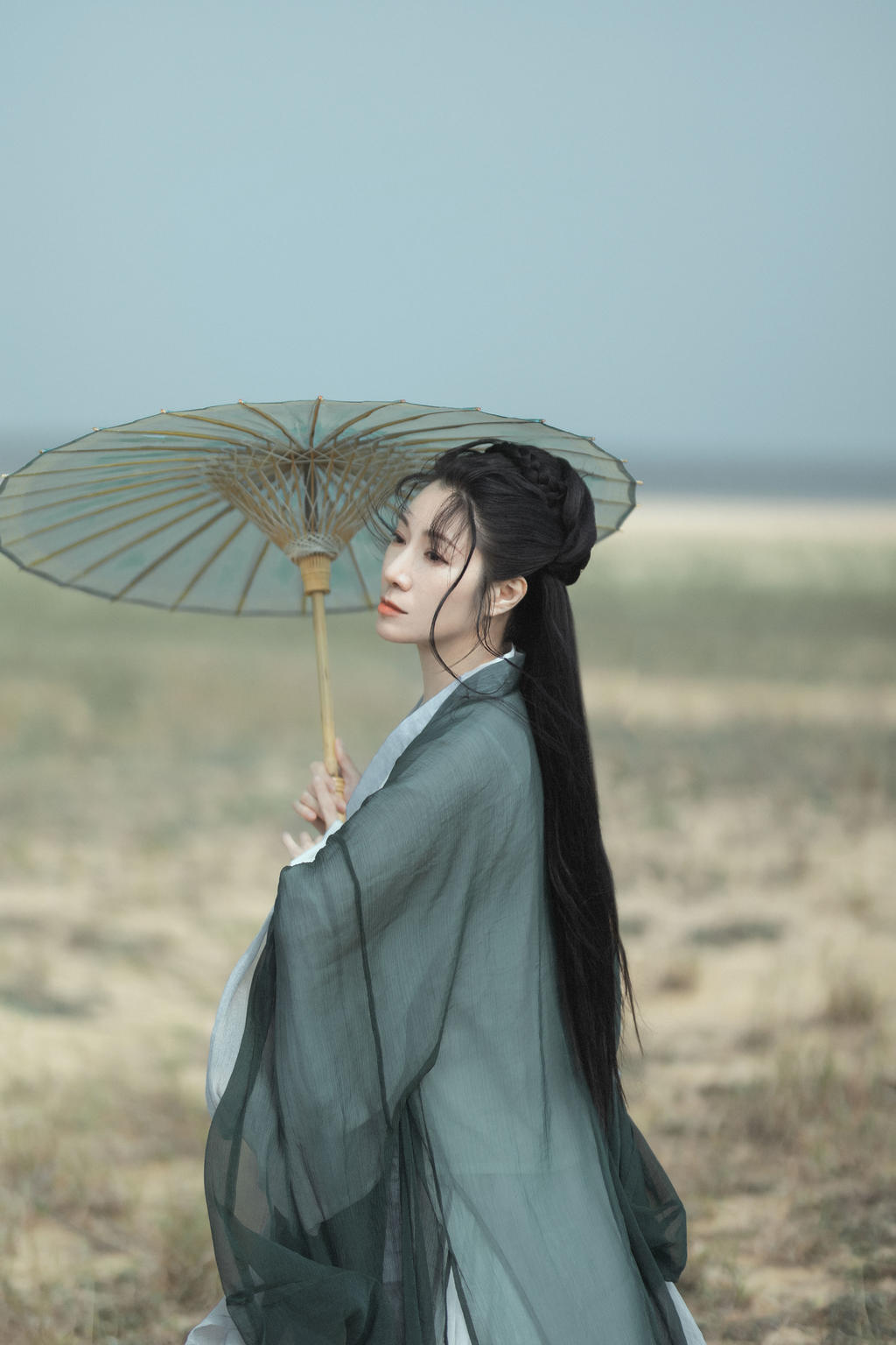 长发飘飘古装美女清新淡雅写真