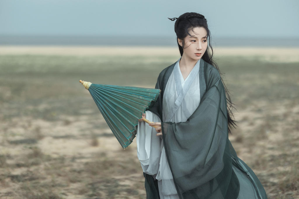 长发飘飘古装美女清新淡雅写真