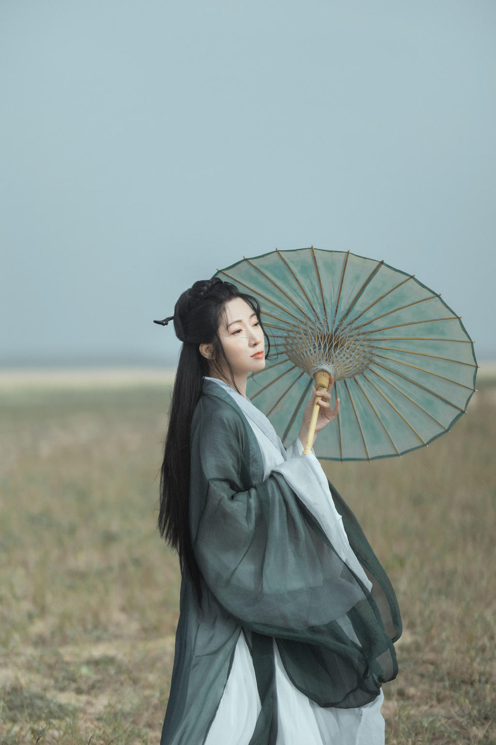 长发飘飘古装美女清新淡雅写真