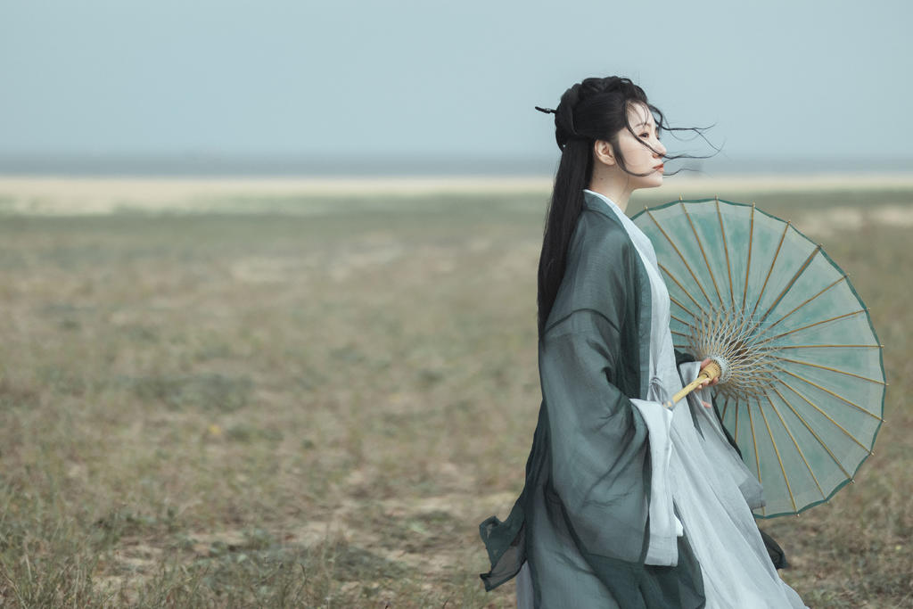 长发飘飘古装美女清新淡雅写真