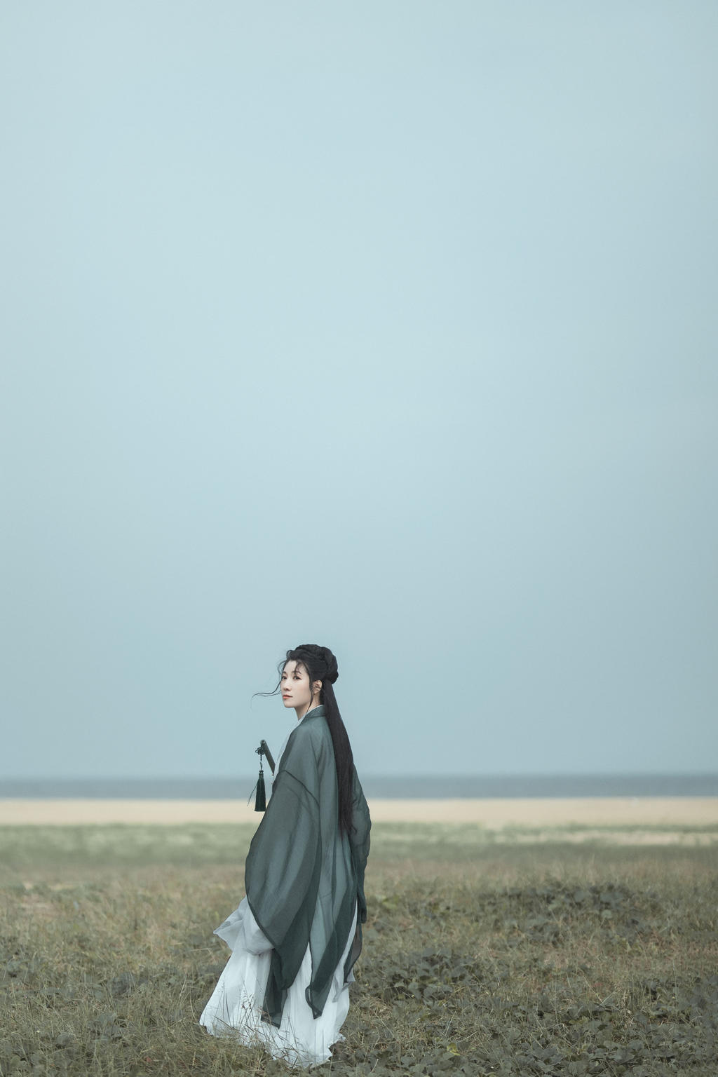 长发飘飘古装美女清新淡雅写真