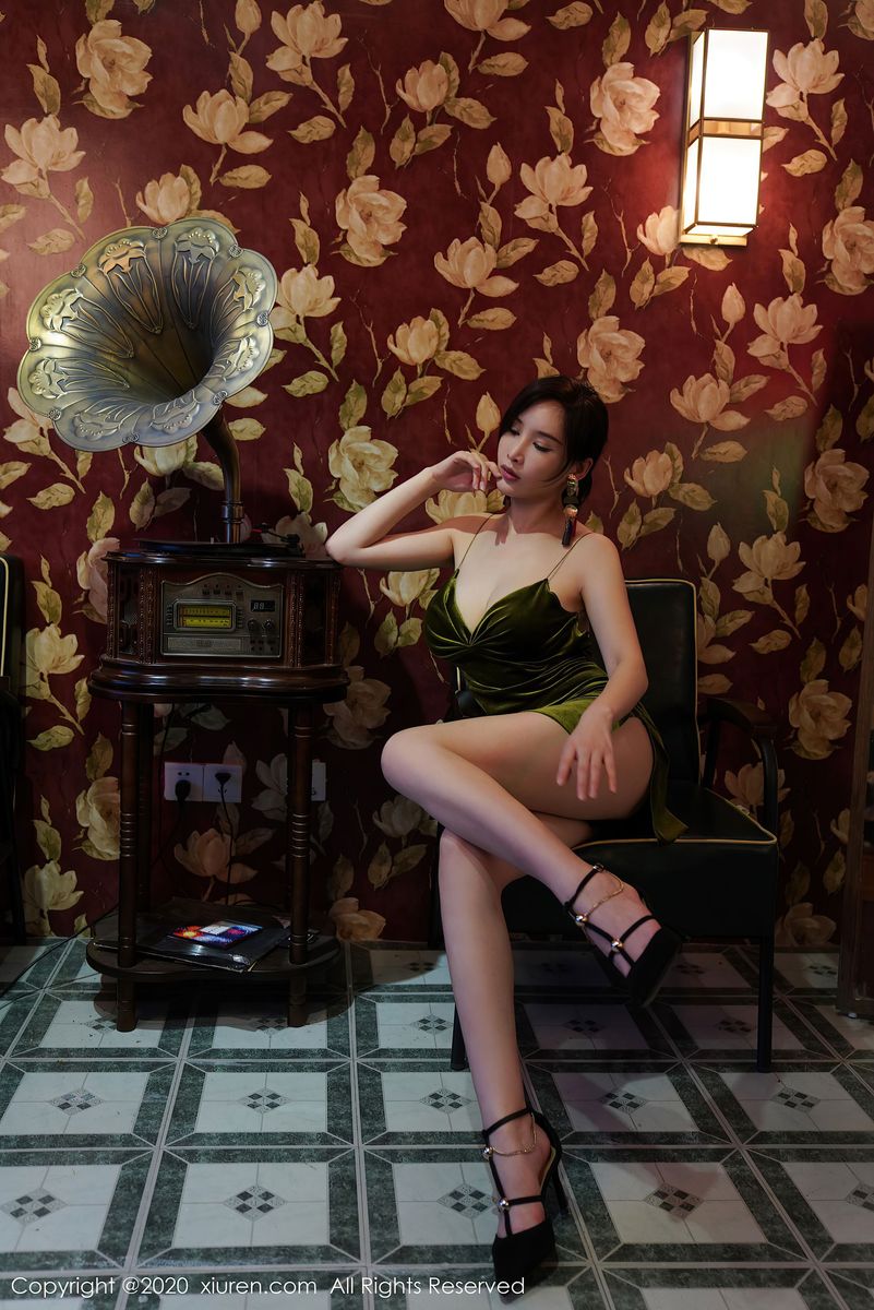 [XiuRen秀人网] 性感女神奶瓶土肥圆矮挫丑黑穷 - 吊带港姐系列私房写真 No.2477