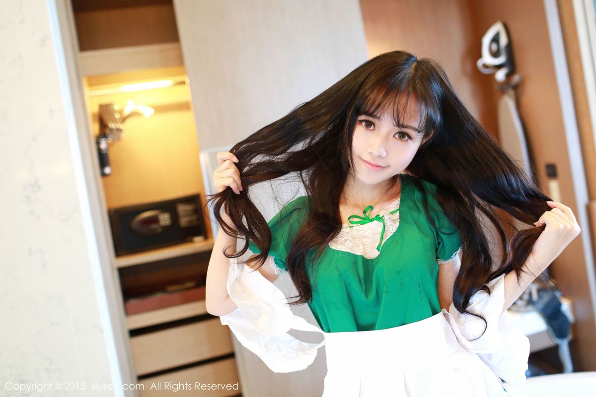 [XiuRen秀人网] 美女模特toro羽住绿色女仆制服系列泰国曼谷旅拍 No.316