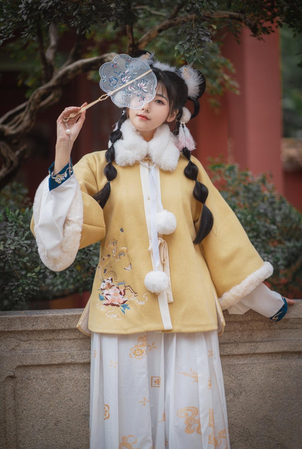 娇小玲珑汉服美女手持罗扇美图