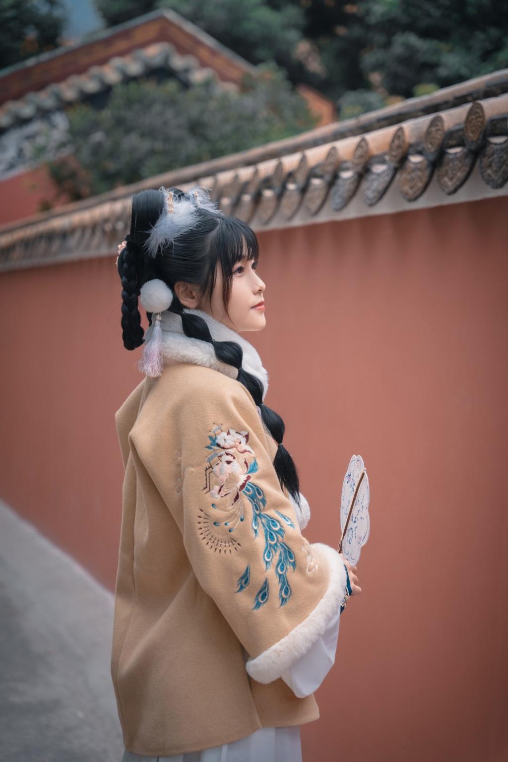 娇小玲珑汉服美女手持罗扇美图