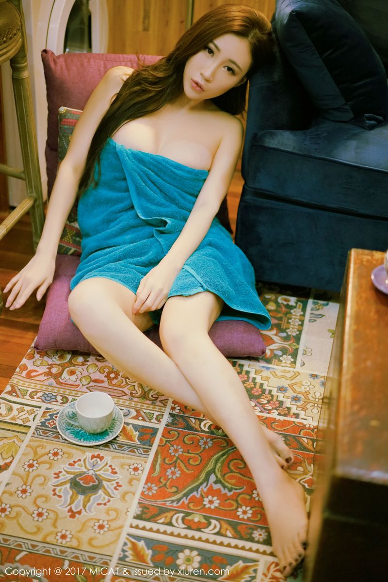 [MICAT猫萌榜] 美女主播孙梦瑶V黑丝美腿蓝色浴袍首套写真 VOL.018