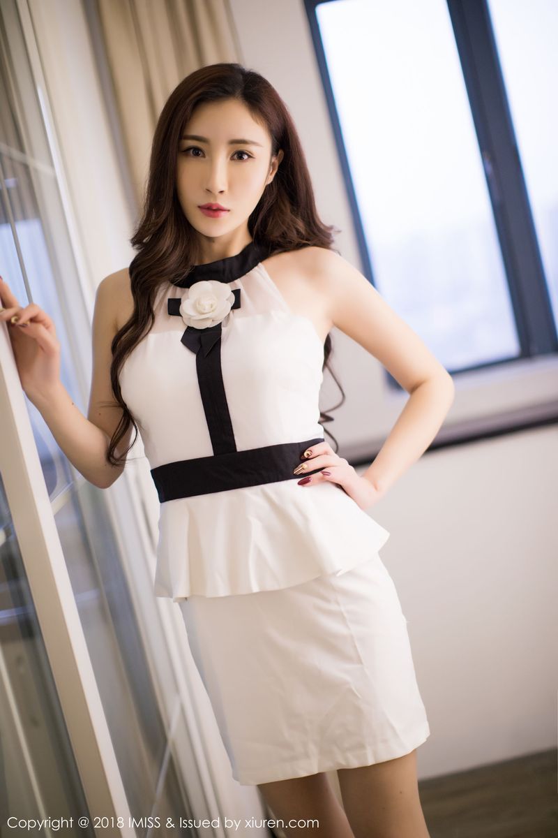 [IMiss爱蜜社] 美女主播孙梦瑶V丝袜美腿+镂空内衣酥胸润满写真 Vol.232