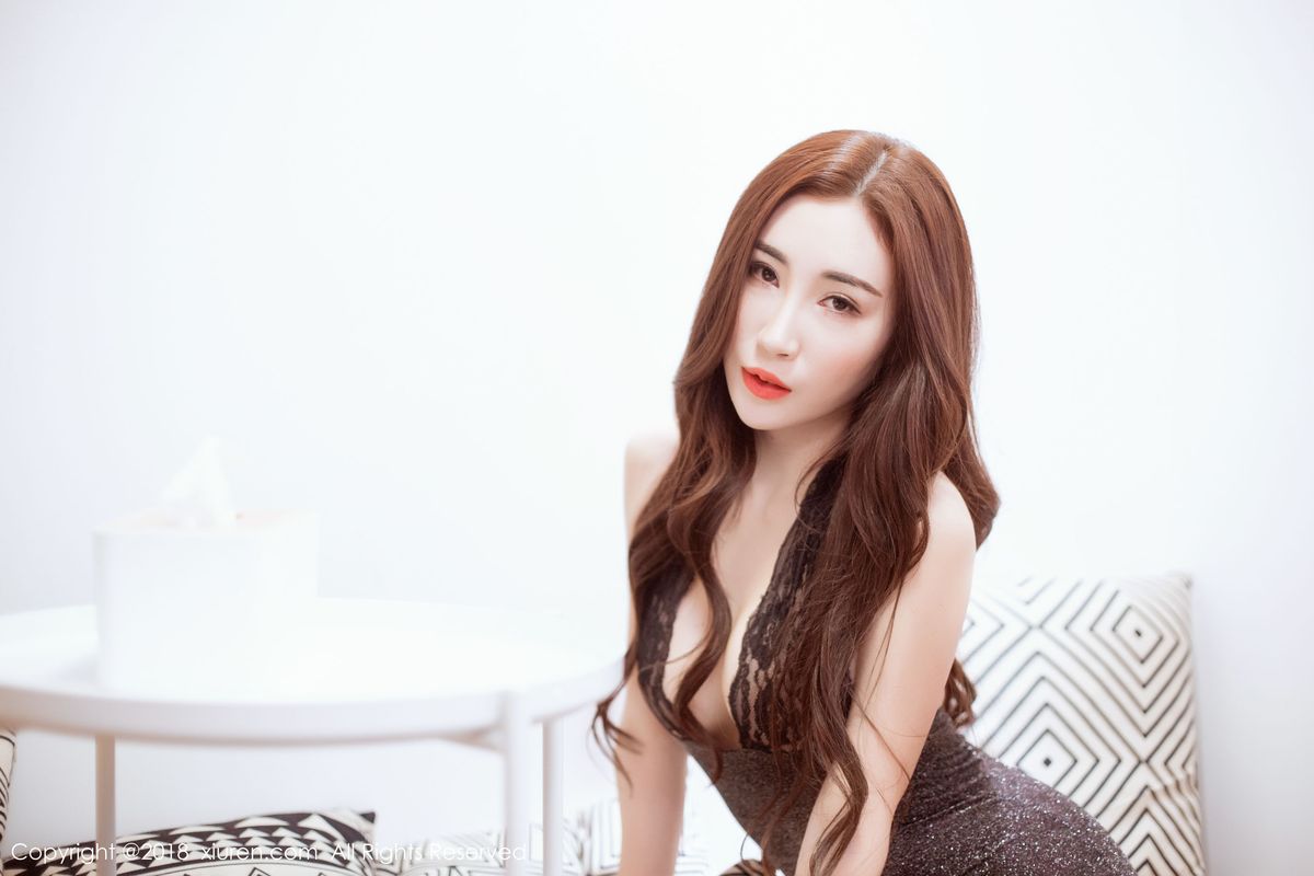 [XIUREN秀人网] 气质美女孙梦瑶V吊带丝质睡裙+修长美腿性感套图 No.1062