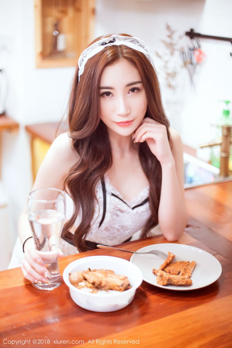 [XIUREN秀人网] 气质美女孙梦瑶V吊带丝质睡裙+修长美腿性感套图 No.1062