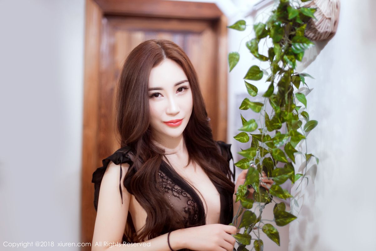 [XIUREN秀人网] 气质美女孙梦瑶V吊带丝质睡裙+修长美腿性感套图 No.1062