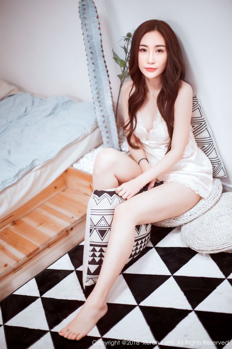 [XIUREN秀人网] 气质美女孙梦瑶V吊带丝质睡裙+修长美腿性感套图 No.1062