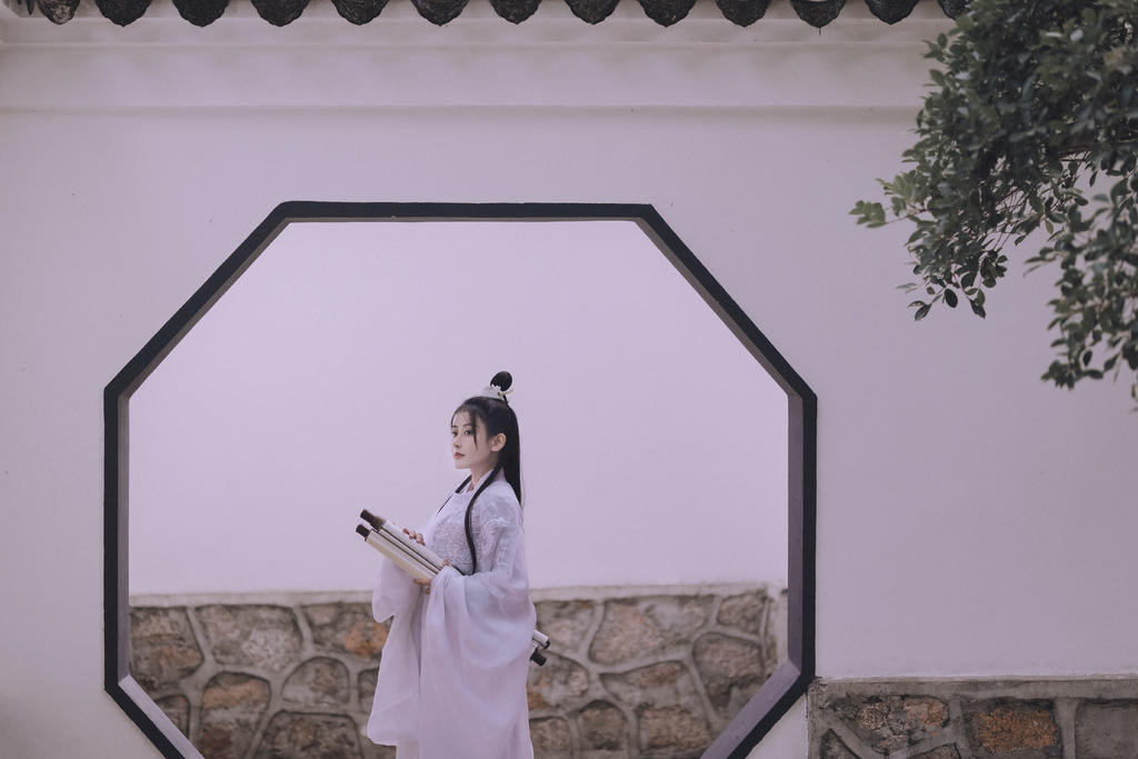 长发及腰古装美女白衣飘飘写真