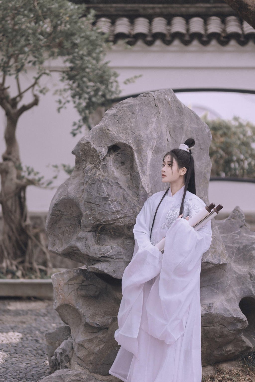 长发及腰古装美女白衣飘飘写真