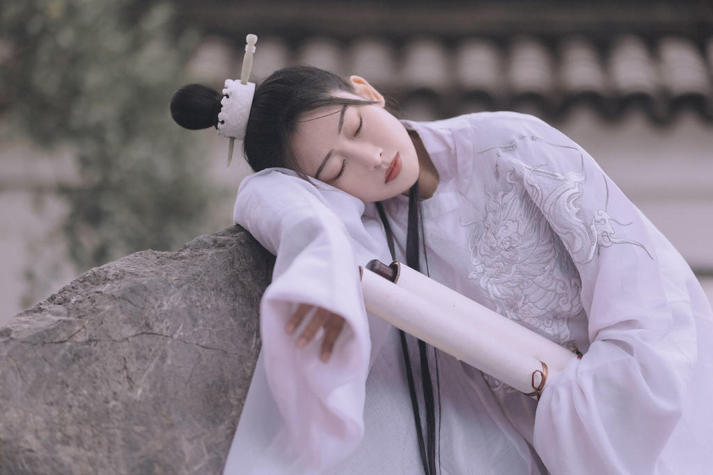 长发及腰古装美女白衣飘飘写真