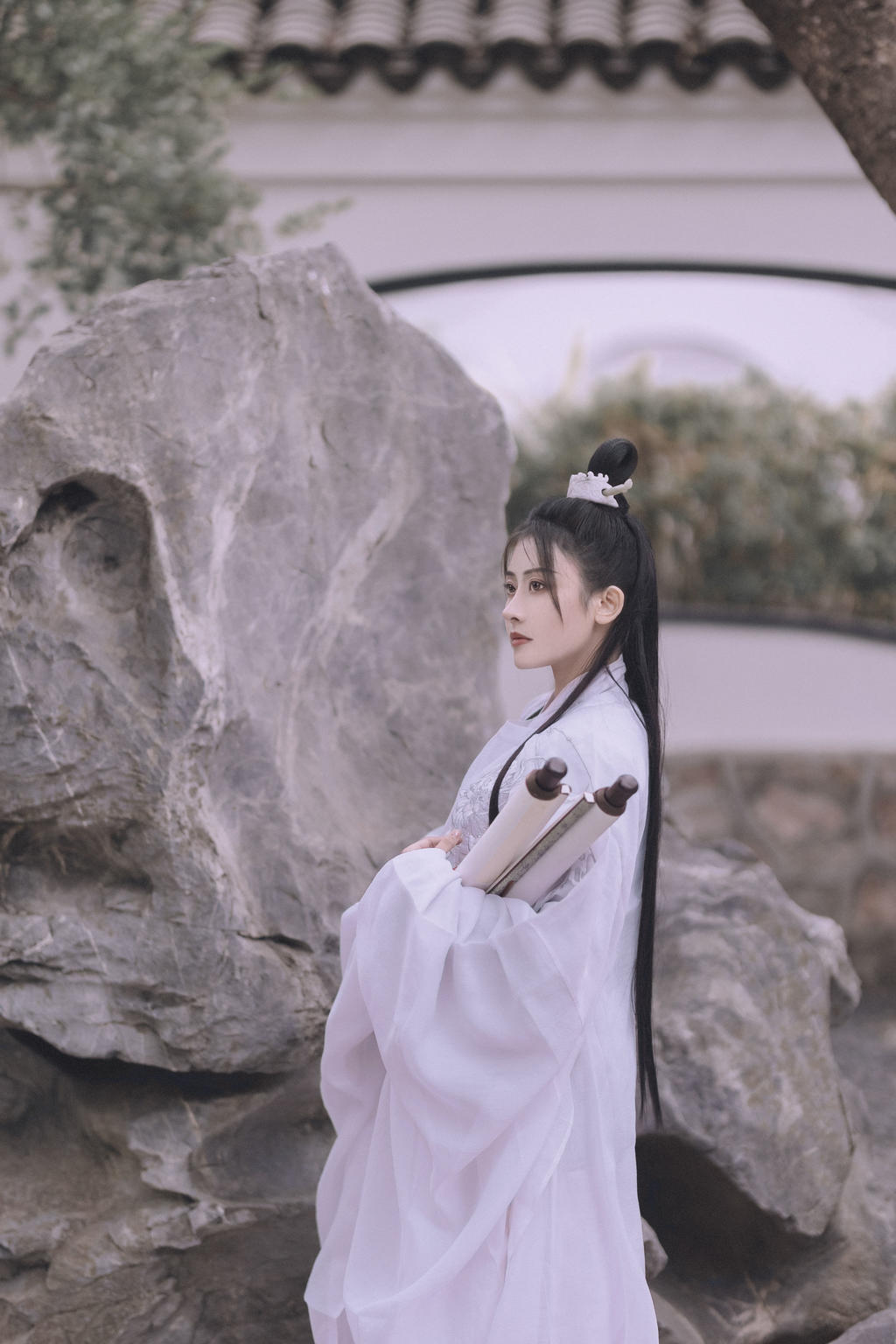 长发及腰古装美女白衣飘飘写真