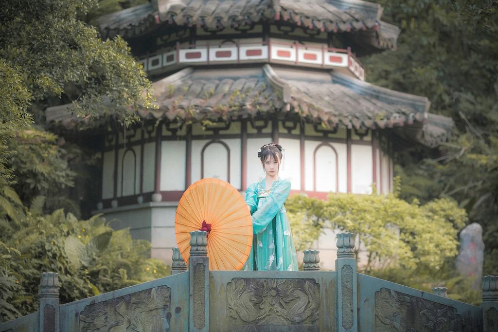 汉服美女手撑纸伞漫步园林写真