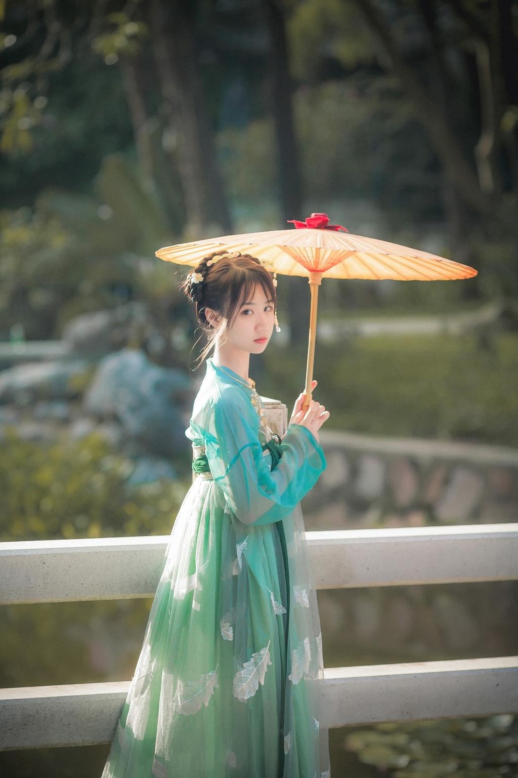 汉服美女手撑纸伞漫步园林写真