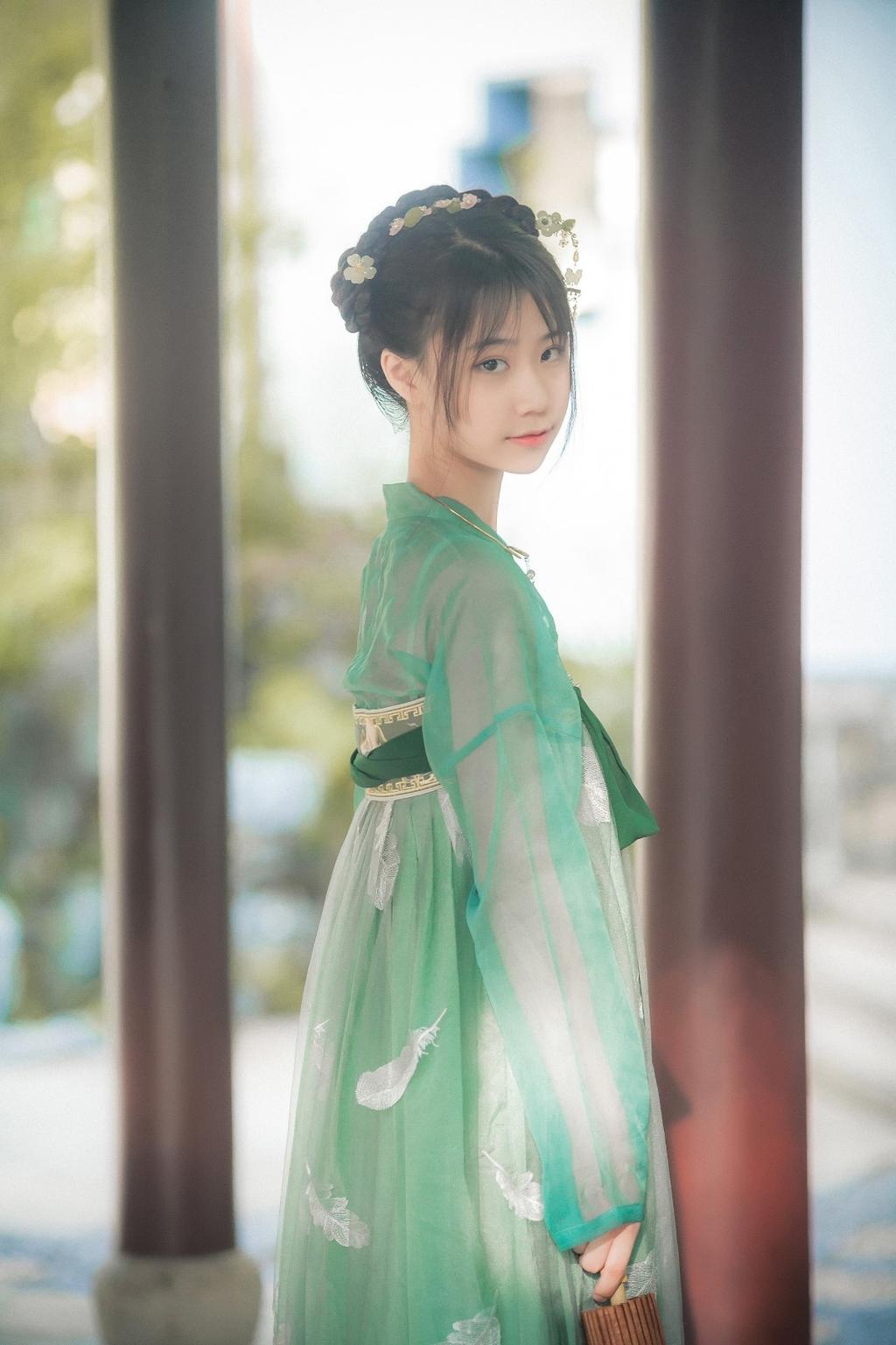 汉服美女手撑纸伞漫步园林写真