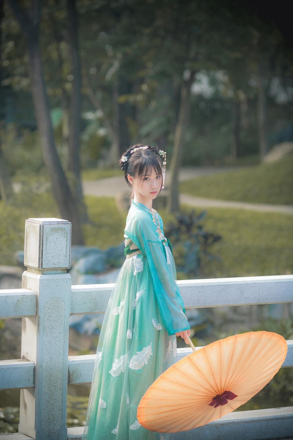 汉服美女手撑纸伞漫步园林写真